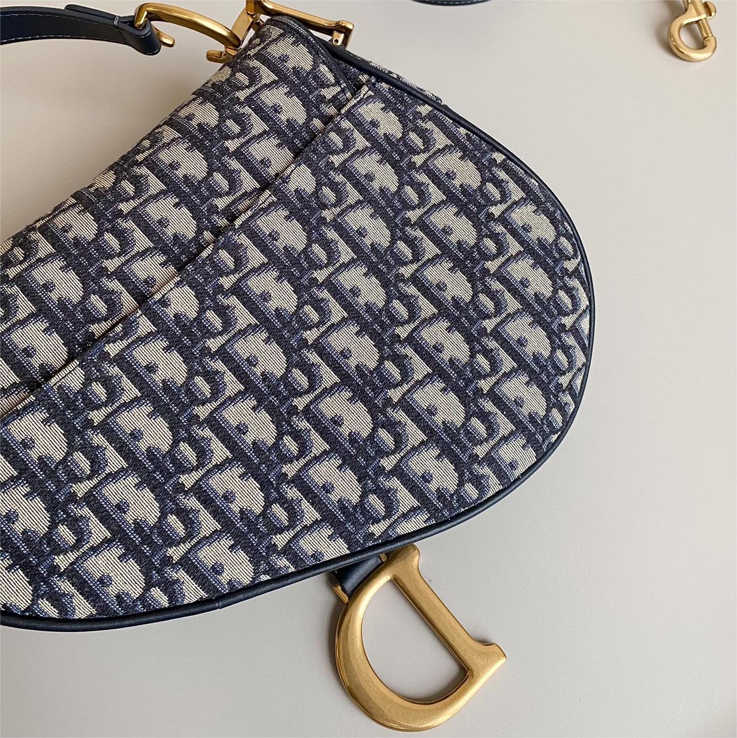 2025 Bag Classic Saddle Bag W240