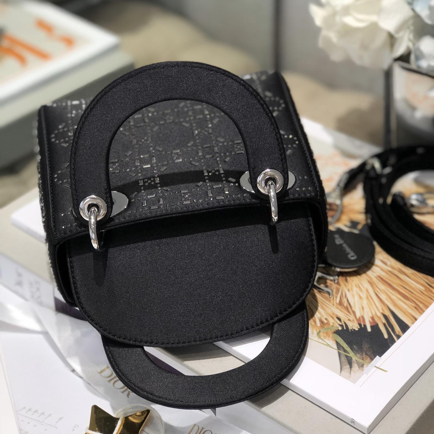 2025 Bag Classic Top-handle Bag D31